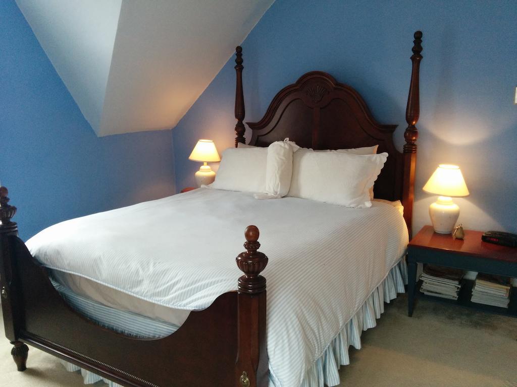 Fairmont House Bed & Breakfast Bed & Breakfast Mahone Bay Room photo